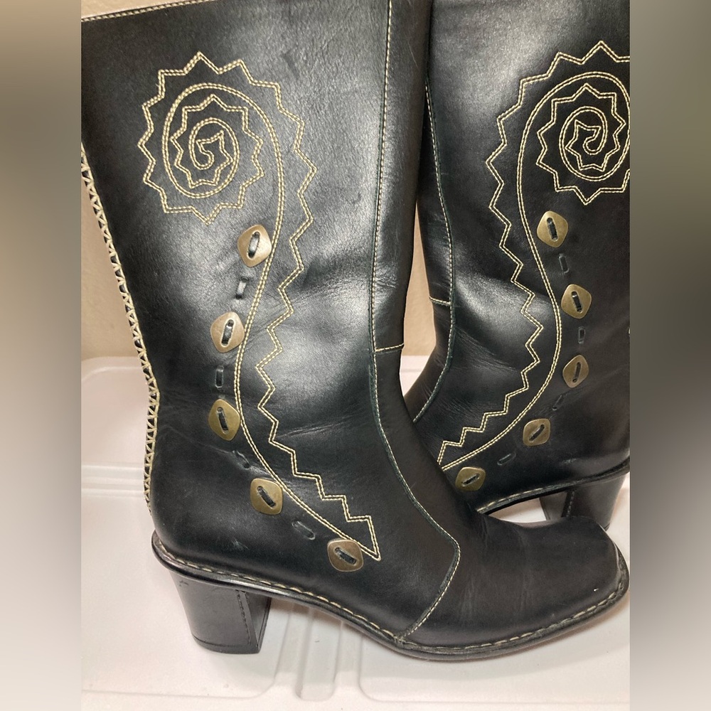 Tsonga Elegant Black Leather Heeled Boots with Decorative Stitching - Picture 6 of 14